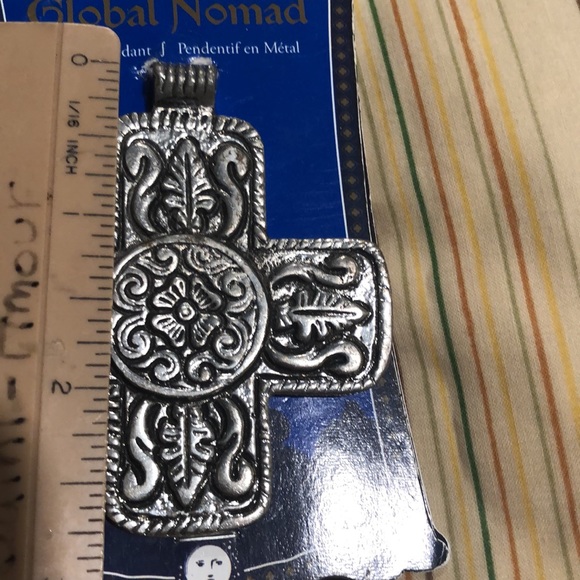 NWT Heavy silver tone ornate cross - Picture 5 of 8
